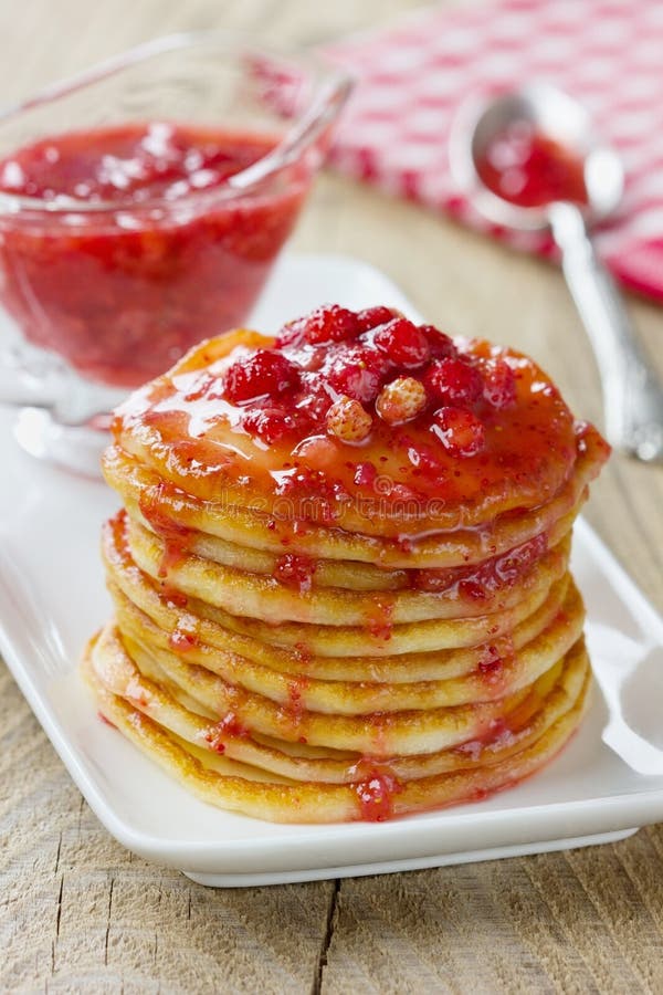 Stapel Pfannkuchen Mit Erdbeermarmelade Stockbild - Bild von narcotize ...