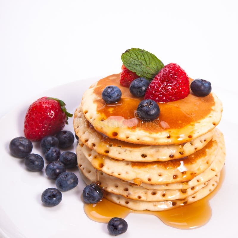 Stapel Pfannkuchen mit Früchten lizenzfreie stockfotos Stapel Pfannkuchen mit Früchten lizenzfreie stockfotos