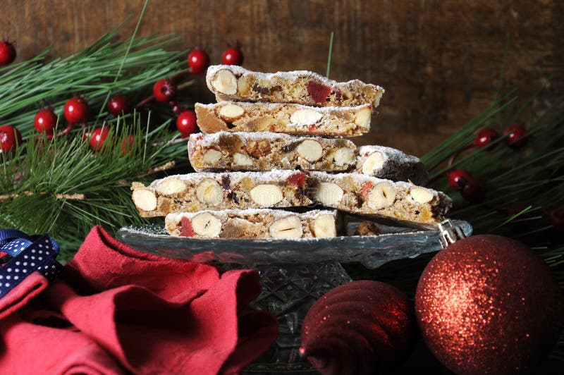 Stapel plakken van traditionele feestelijke Kerstmis Italiaanse stijl Panforte royalty-vrije stock fotografie Stapel plakken van traditionele feestelijke Kerstmis Italiaanse stijl Panforte royalty-vrije stock fotografie