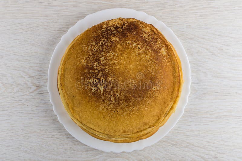 Stapel russische Pfannkuchen im Teller auf Holztisch stockbilder Stapel russische Pfannkuchen im Teller auf Holztisch stockbilder