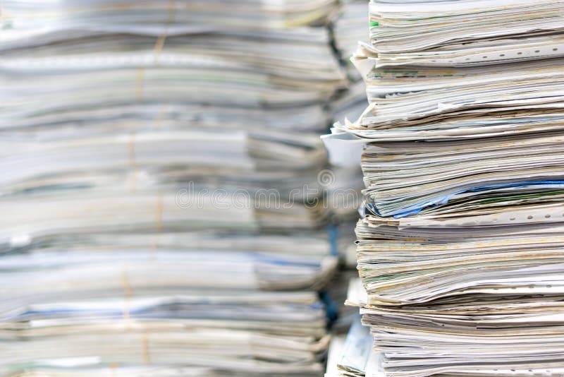 Stapel Schreibtischbüro-Geschäftsberichtpapiere Papierarchive arbeiten die Stapel von unfertigen Dokumenten erreicht werden soll.