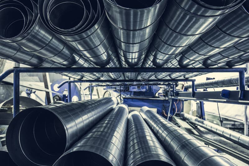 Stapel staal of metaalpijpen of ronde buizen als industriële achtergrond met perspectief royalty-vrije stock afbeelding Stapel staal of metaalpijpen of ronde buizen als industriële achtergrond met perspectief royalty-vrije stock afbeelding