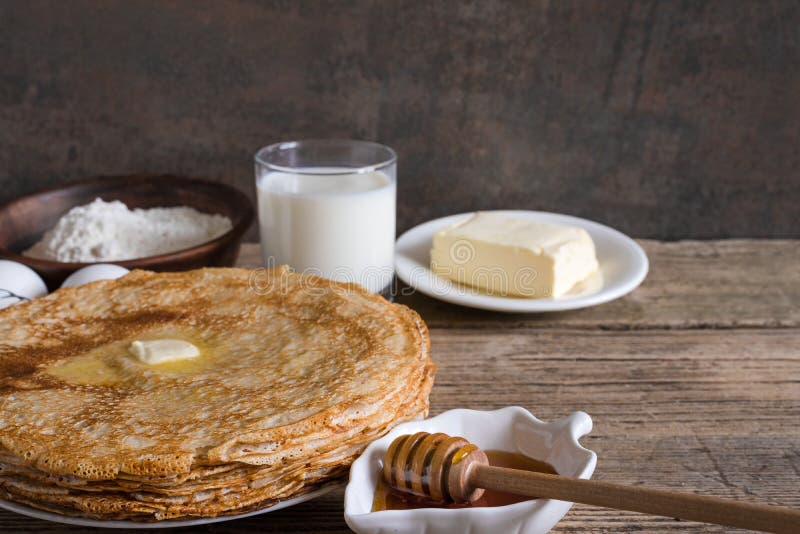 Stapel Traditionelle Russische Oder Ukrainische Pfannkuchen Mit Butter ...