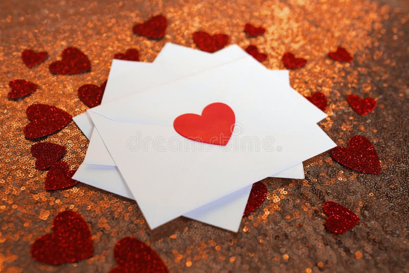 Stapel Valentinsgruß ` s Tagesliebesbriefe auf rotem Hintergrund mit Hea lizenzfreies stockbild Stapel Valentinsgruß ` s Tagesliebesbriefe auf rotem Hintergrund mit Hea lizenzfreies stockbild