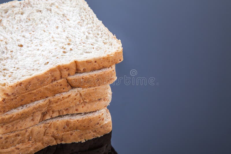 Stapel van brood van de plak het gehele tarwe royalty-vrije stock fotografie Stapel van brood van de plak het gehele tarwe royalty-vrije stock fotografie