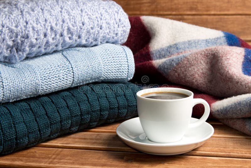 Stapel van comfortabele gebreide warme sweater en een deken stock fotografie Stapel van comfortabele gebreide warme sweater en een deken stock fotografie