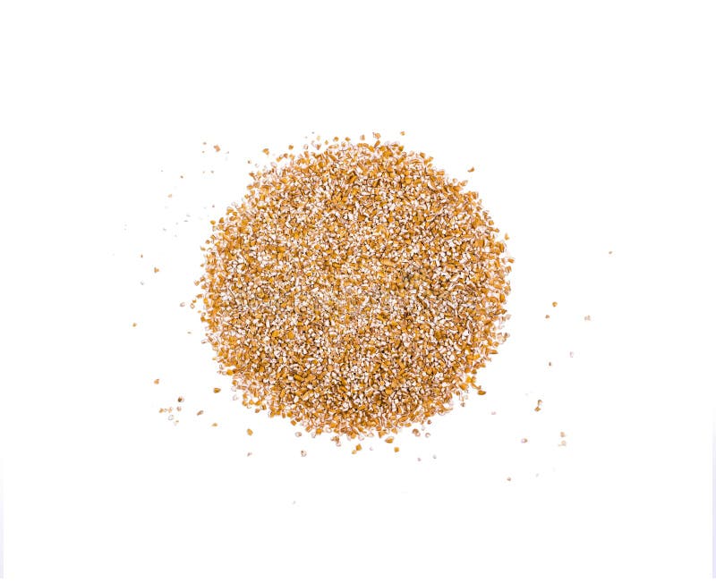 Stapel van gemalen graangewassengrutten, hoop van ongekookte verpletterde die tarwekorrels, bulgur, op witte, hoogste mening, gez royalty-vrije stock fotografie Stapel van gemalen graangewassengrutten, hoop van ongekookte verpletterde die tarwekorrels, bulgur, op witte, hoogste mening, gez royalty-vrije stock fotografie