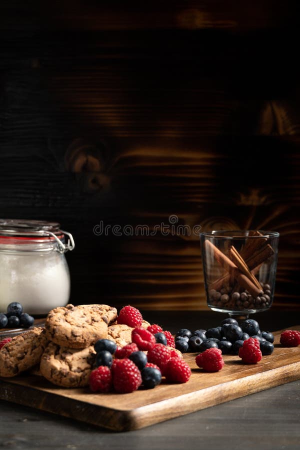 Stapel van heerlijke koekjes op houten raad royalty-vrije stock foto Stapel van heerlijke koekjes op houten raad royalty-vrije stock foto