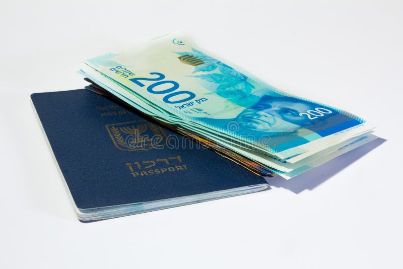 Stapel van Israëlische geldrekeningen van sjekel 200 en Israëlisch paspoort stock fotografie Stapel van Israëlische geldrekeningen van sjekel 200 en Israëlisch paspoort stock fotografie