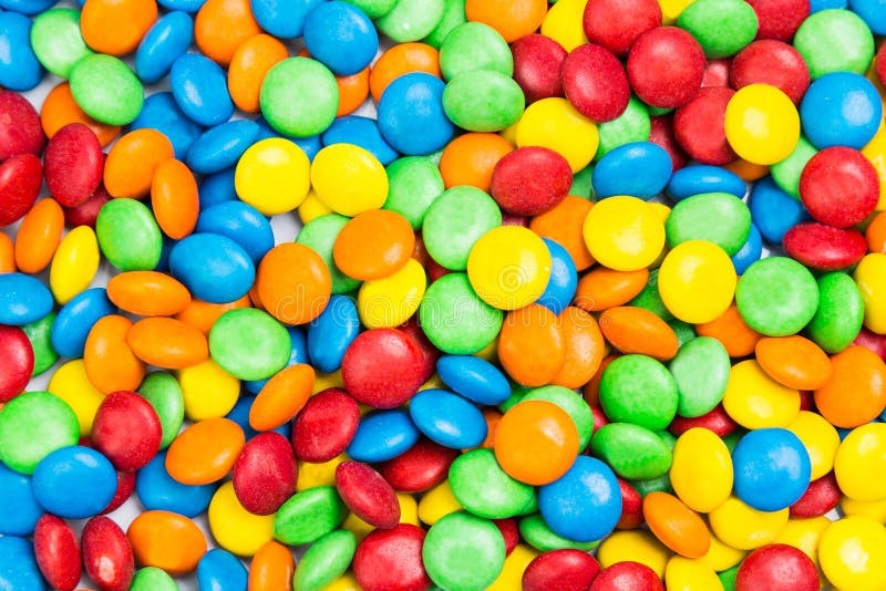 Stapel van kleurrijk heerlijk melkchocolasuikergoed in kernachtige shell stock foto's Stapel van kleurrijk heerlijk melkchocolasuikergoed in kernachtige shell stock foto's