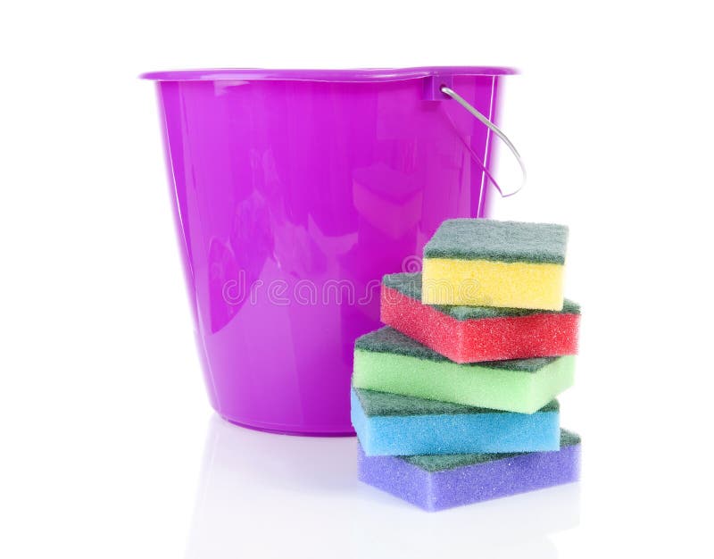 Stapel van kleurrijk sponsschuursponsje en roze emmer over witte backg stock afbeelding Stapel van kleurrijk sponsschuursponsje en roze emmer over witte backg stock afbeelding