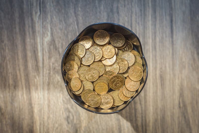 Stapel van kopermuntstukken stock afbeeldingen Stapel van kopermuntstukken stock afbeeldingen