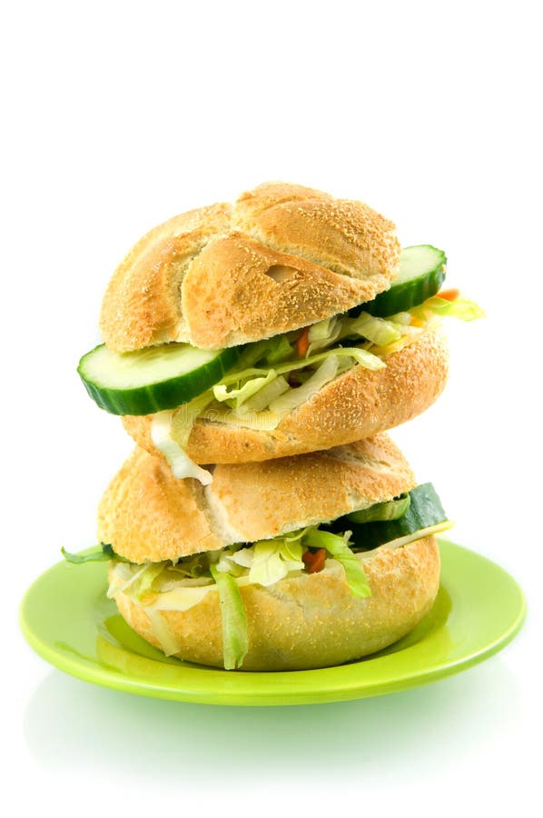 Stapel van twee verse sandwiches op een groene plaat royalty-vrije stock afbeeldingen Stapel van twee verse sandwiches op een groene plaat royalty-vrije stock afbeeldingen