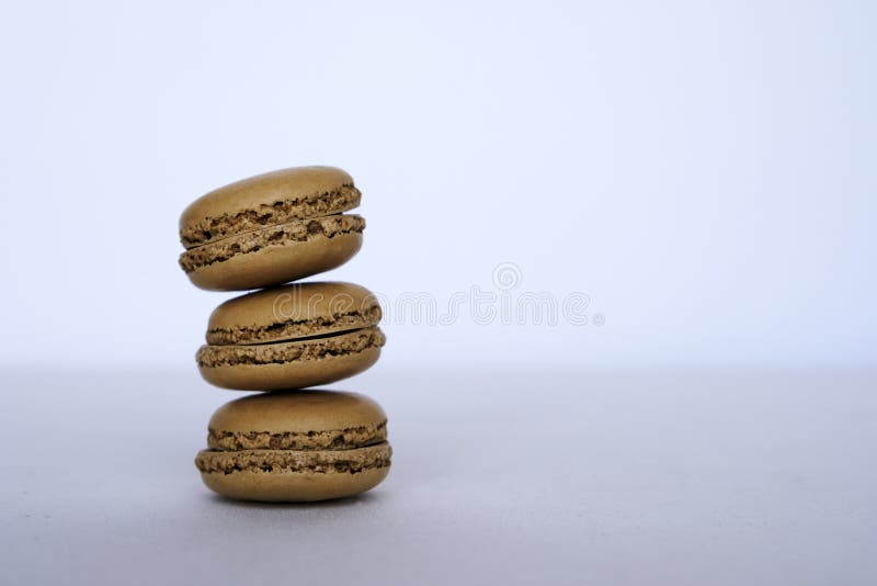 Stapel van verse heerlijke koffie of chocoladearoma's, franse macarons stock fotografie Stapel van verse heerlijke koffie of chocoladearoma's, franse macarons stock fotografie