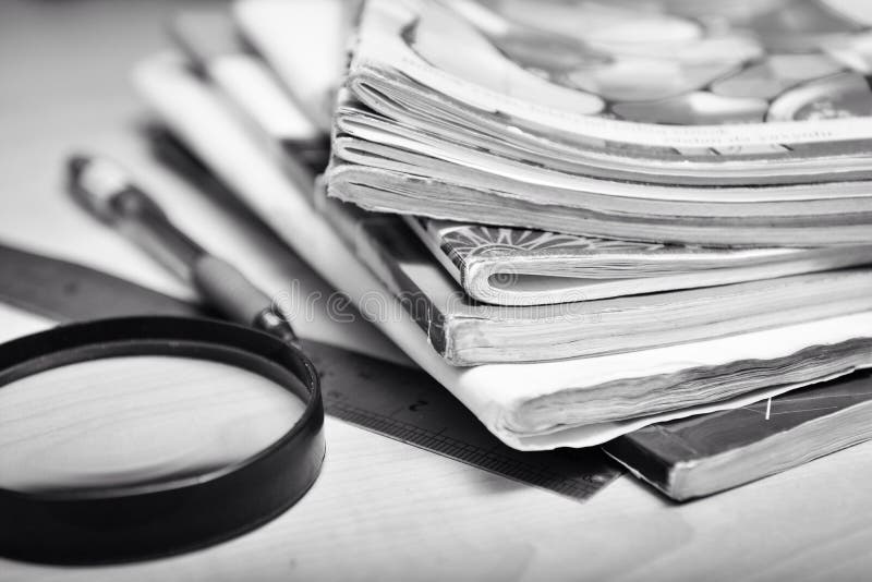 Stapel von alten Notizbüchern auf Studententabelle stockfotos Stapel von alten Notizbüchern auf Studententabelle stockfotos