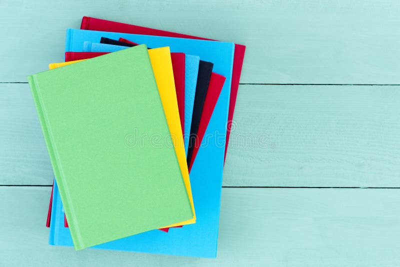 Stapel von bunten gebundenen Büchern lizenzfreie stockbilder Stapel von bunten gebundenen Büchern lizenzfreie stockbilder