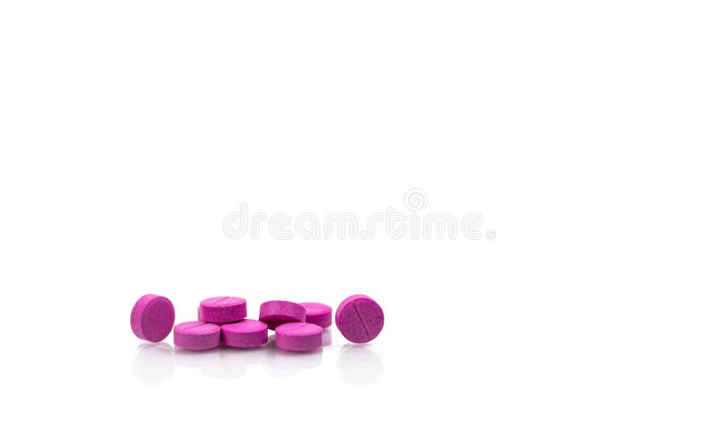 Stapel von den runden rosa kleinen Tablettenpillen lokalisiert auf weißem Hintergrund mit Kopienraum für Text Bronchodilatormediz stockbild