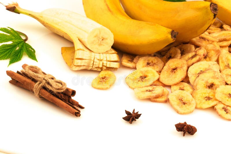 Stapel von getrockneten Bananenchips mit Bananenbündel-Zimtanis und Grüne Blades