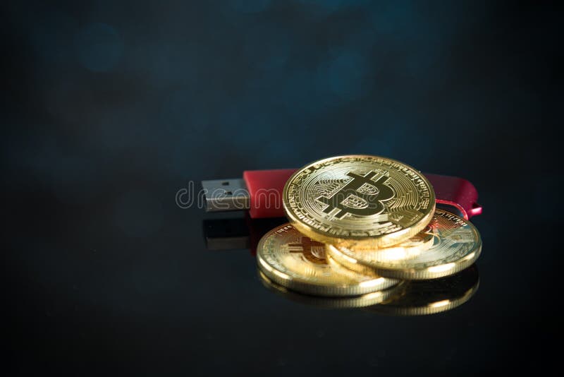 Stapel von Gold-bitcoin cryptocurrency prägt mit rotem digitalem hardw stockbilder Stapel von Gold-bitcoin cryptocurrency prägt mit rotem digitalem hardw stockbilder
