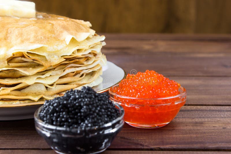 Stapel Von Traditionellen Russischen Pfannkuchen Auf Platte Mit Rotem ...