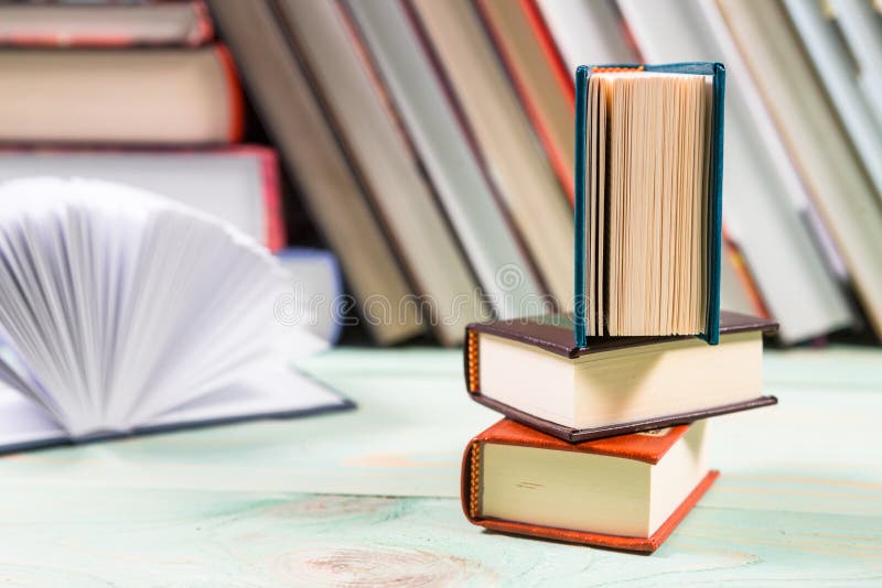 Stapel von verschiedenen Büchern auf hölzernem Hintergrund stockfoto Stapel von verschiedenen Büchern auf hölzernem Hintergrund stockfoto