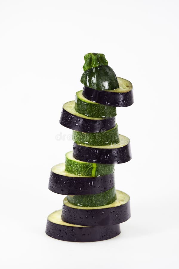 Stapel Zucchini- und Auberginescheiben lizenzfreie stockfotografie Stapel Zucchini- und Auberginescheiben lizenzfreie stockfotografie