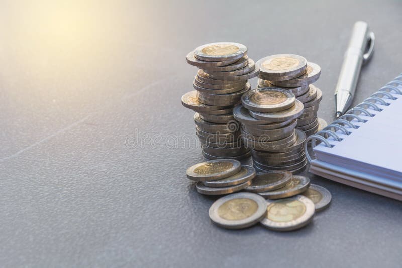 Stapeln Sie Münze mit Stift- und Anmerkungsbuch auf Tabelle Finanziell, accountin lizenzfreies stockbild Stapeln Sie Münze mit Stift- und Anmerkungsbuch auf Tabelle Finanziell, accountin lizenzfreies stockbild