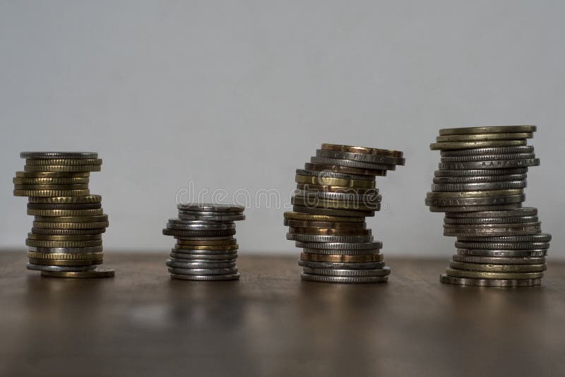 Stapels van Aziatische muntstukken stock afbeeldingen Stapels van Aziatische muntstukken stock afbeeldingen