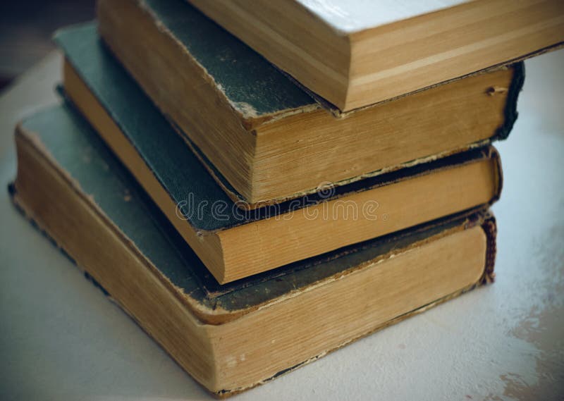 Stapelweinleseenzyklopädien in der dunklen Abdeckung stockfotografie Stapelweinleseenzyklopädien in der dunklen Abdeckung stockfotografie
