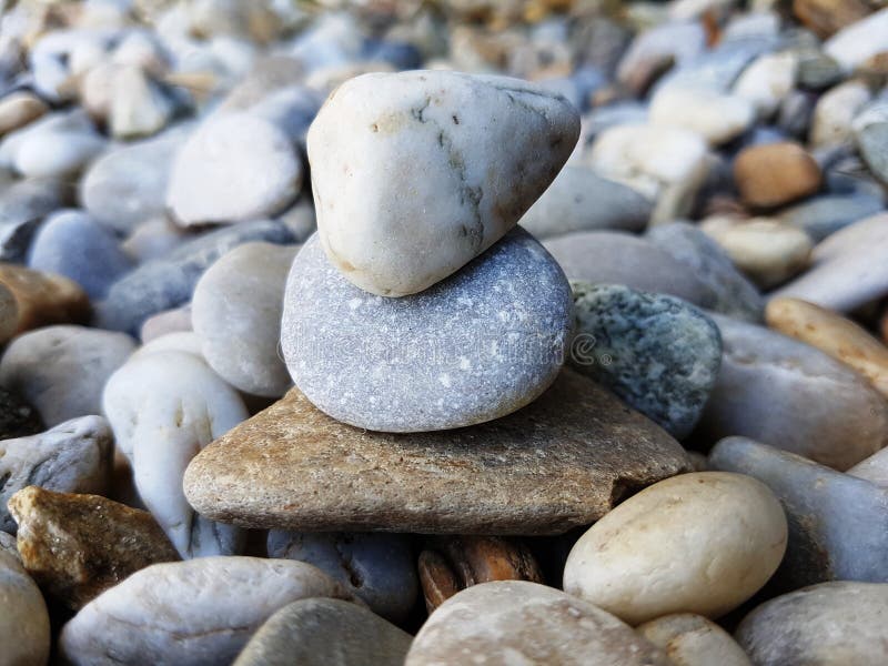 staplade pebbles Olika stenar av olika former och format arkivbilder staplade pebbles Olika stenar av olika former och format arkivbilder