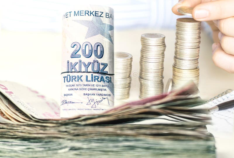 Staplade sedlar och mynt för turkisk lira royaltyfria foton Staplade sedlar och mynt för turkisk lira royaltyfria foton