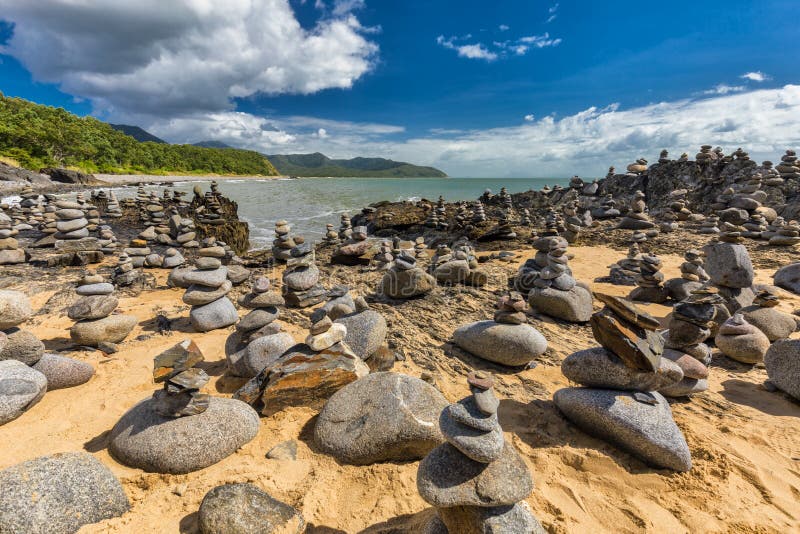 Staplat balansera vaggar på stranden mellan rösen och port Dou royaltyfria foton Staplat balansera vaggar på stranden mellan rösen och port Dou royaltyfria foton