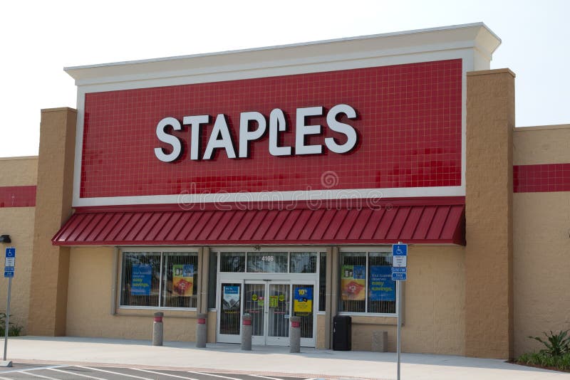 Staples store hi-res stock photography and images - Alamy