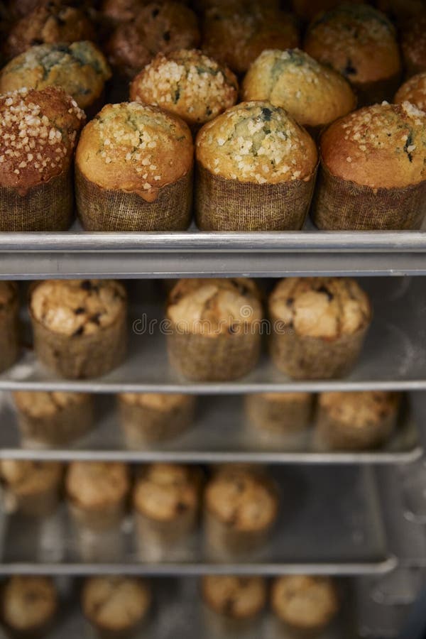 Staplungsbackbleche von frischen Muffins an einer Bäckerei, Abschluss oben stockbild Staplungsbackbleche von frischen Muffins an einer Bäckerei, Abschluss oben stockbild