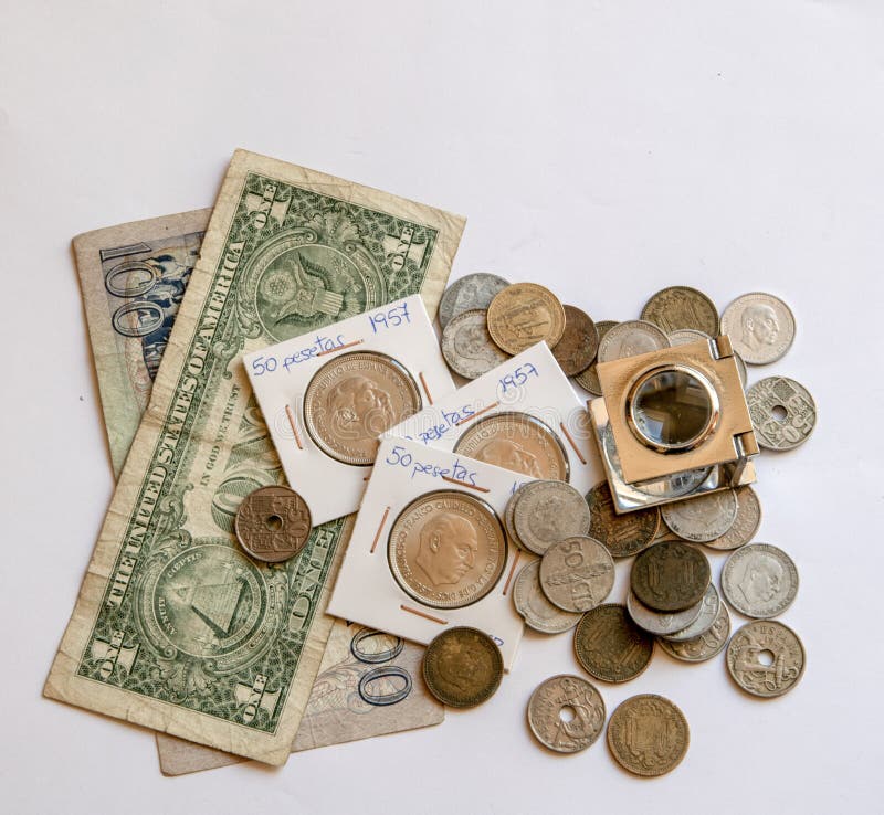 Staplungsrechnungen und Münzen stockfoto Staplungsrechnungen und Münzen stockfoto