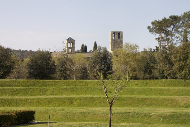 Stappen op het groene gebied met klooster op de achtergrond royalty-vrije stock foto Stappen op het groene gebied met klooster op de achtergrond royalty-vrije stock foto