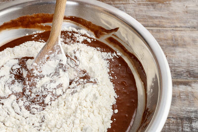 Stappen van het maken van chocolade koeken: het mengen van ingrediënten stock foto Stappen van het maken van chocolade koeken: het mengen van ingrediënten stock foto