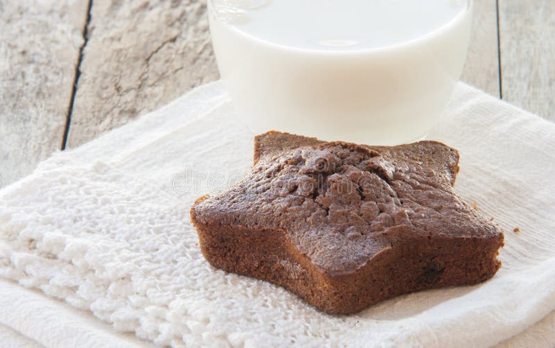 Star-shaped gingerbread cake