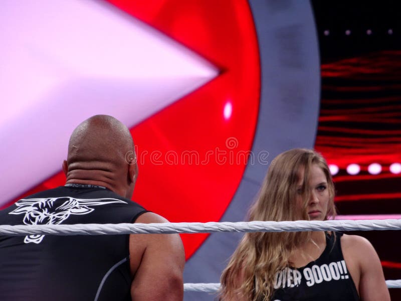 Star UFC și campion la categoria bantamweight ronda rousey și rock dwayne johnson în ring în timpul wrestlemaniei 31 stock photo
