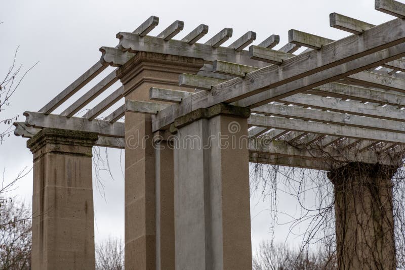 Stara altana w Tiergarten parku Berliński Niemcy Wietrzeć kamienne kolumny antyczna altana z pasiastym drewnianym dachem ?mieszne zdjęcie royalty free Stara altana w Tiergarten parku Berliński Niemcy Wietrzeć kamienne kolumny antyczna altana z pasiastym drewnianym dachem ?mieszne zdjęcie royalty free