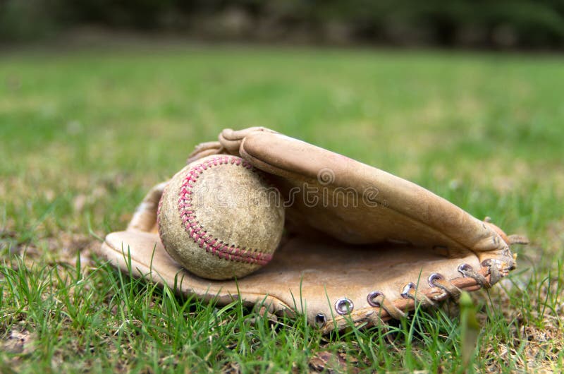 Stara baseball rękawiczka, piłka i zdjęcie royalty free Stara baseball rękawiczka, piłka i zdjęcie royalty free