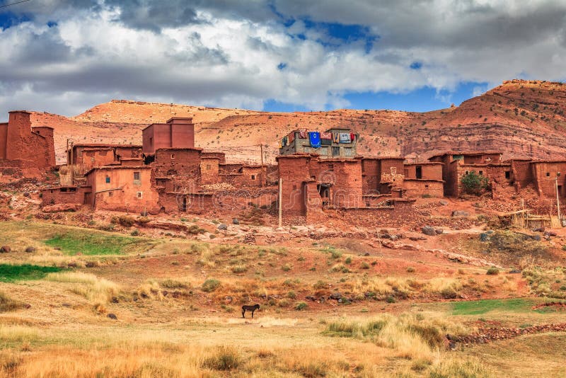 Stara berber architektura w Wysokim atlant gór regionie w Maroko Domy glina przy stopą góry