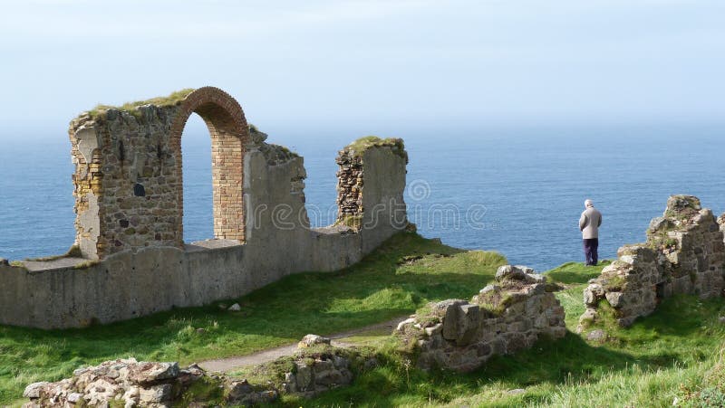 Stara Blaszana kopalnia zostaje na falezach w Cornwall UK obrazy royalty free Stara Blaszana kopalnia zostaje na falezach w Cornwall UK obrazy royalty free