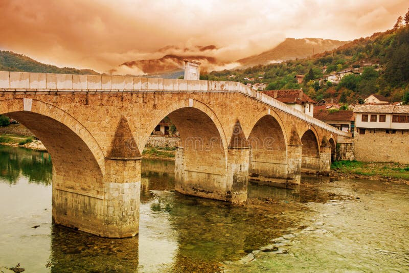 Stara Cuprija bro eller Konjic bro över den Neretva floden en Otto royaltyfri foto Stara Cuprija bro eller Konjic bro över den Neretva floden en Otto royaltyfri foto