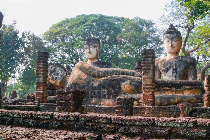 Stara Duża ruina Opiera Buddha w Kamphaeng Phet i siedzi Jego fotografia royalty free Stara Duża ruina Opiera Buddha w Kamphaeng Phet i siedzi Jego fotografia royalty free