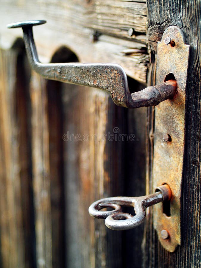 Stara i Rdzewiejąca rocznik Drzwiowa rękojeść i Piękny klucz