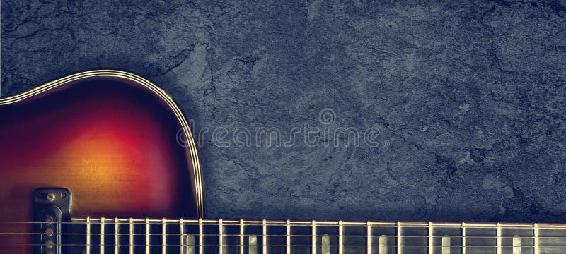 Stara jazzowa electro gitara na ciemnym tle z bliska kosmos kopii Tło dla festiwali/lów muzykich, koncerty by?o t?a mo?na r??ne m fotografia stock Stara jazzowa electro gitara na ciemnym tle z bliska kosmos kopii Tło dla festiwali/lów muzykich, koncerty by?o t?a mo?na r??ne m fotografia stock