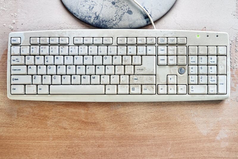 Stara klawiatura i uszkodzony monitor są na stole i pokryte grubym kurzem zdjęcie stock