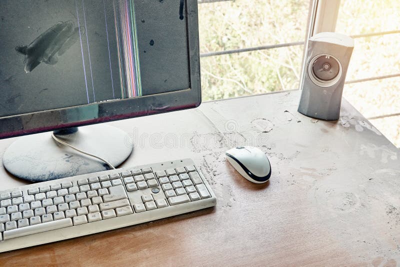 Stara klawiatura z myszą i uszkodzonym monitorem jest na stole i pokryta grubym kurzem obraz stock