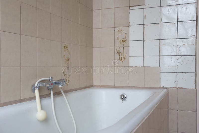 Stara kąpielowa balia z brudnymi płytkami w łazience obrazy royalty free Stara kąpielowa balia z brudnymi płytkami w łazience obrazy royalty free